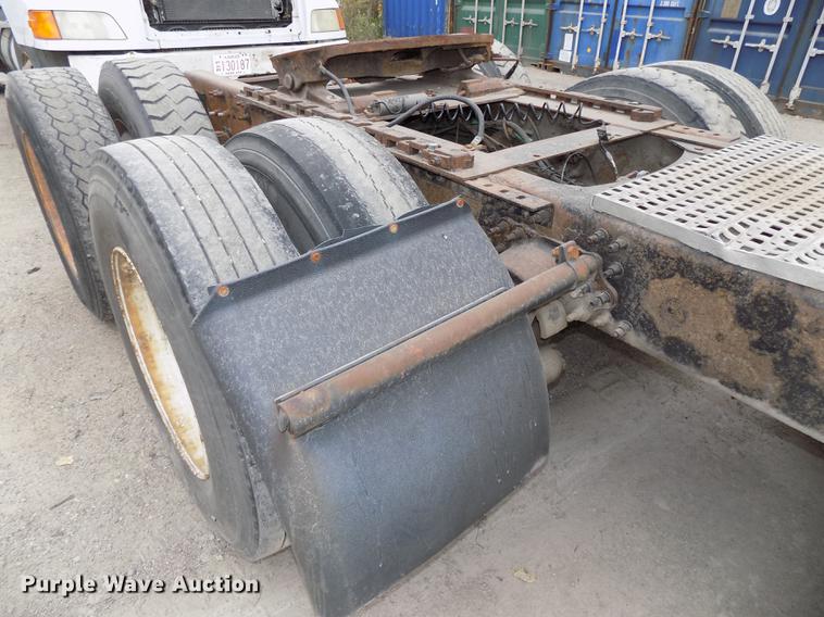 image for item DB8510 2000 Volvo VN semi truck