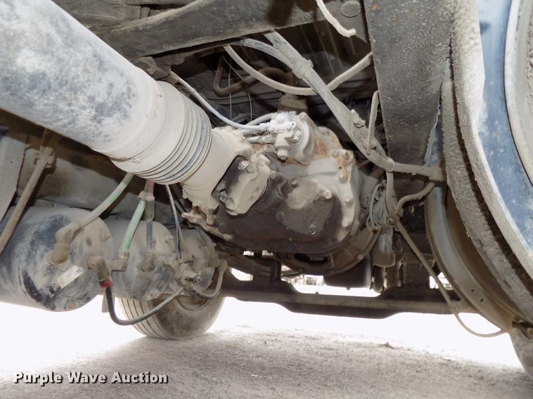 image for item DB8510 2000 Volvo VN semi truck