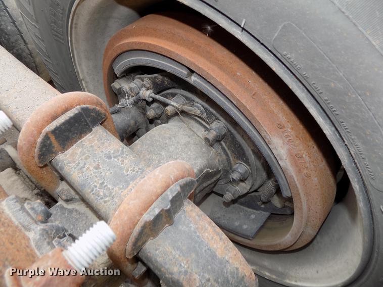 image for item DB8510 2000 Volvo VN semi truck