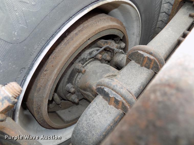 image for item DB8510 2000 Volvo VN semi truck