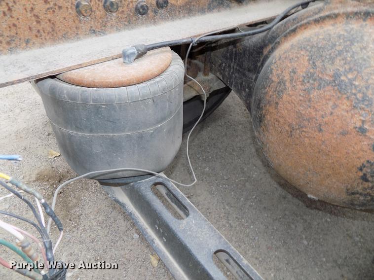 image for item DB8510 2000 Volvo VN semi truck