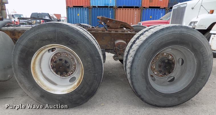 image for item DB8510 2000 Volvo VN semi truck