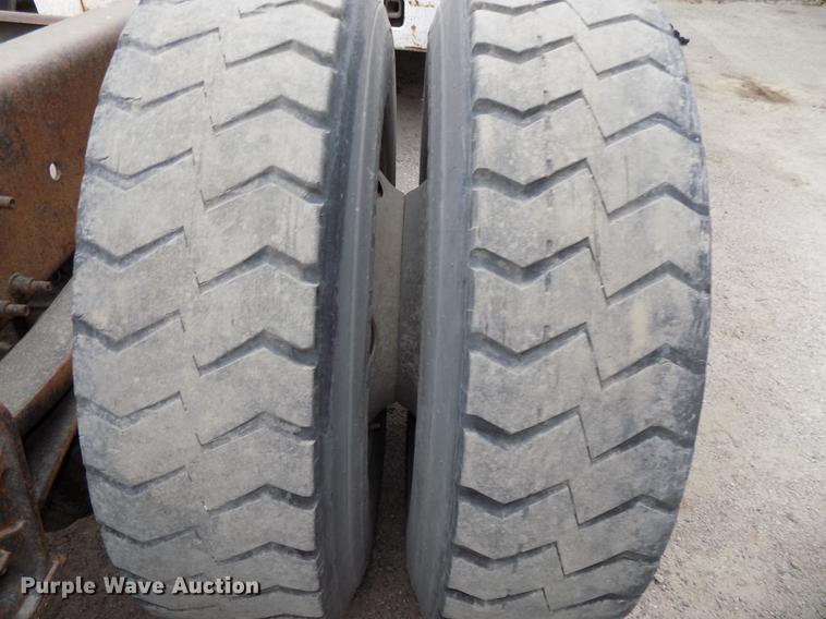 image for item DB8510 2000 Volvo VN semi truck