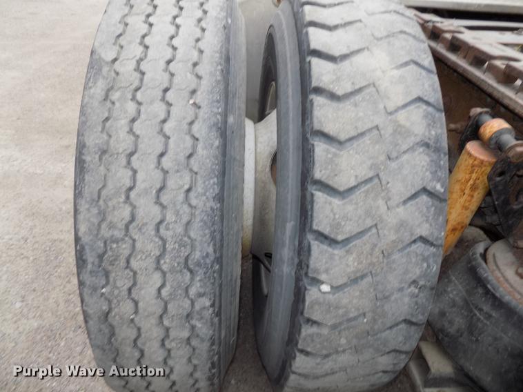 image for item DB8510 2000 Volvo VN semi truck