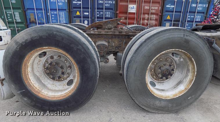 image for item DB8510 2000 Volvo VN semi truck