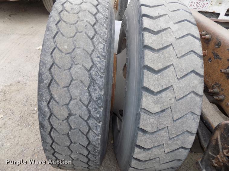 image for item DB8510 2000 Volvo VN semi truck