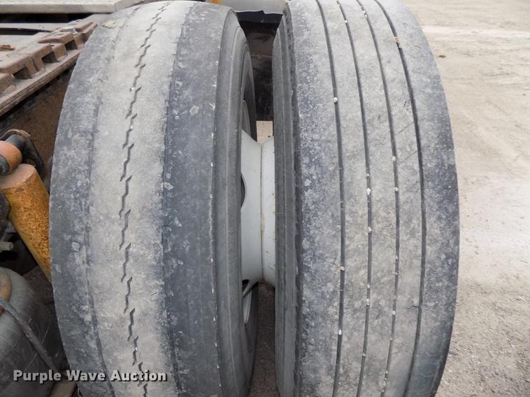 image for item DB8510 2000 Volvo VN semi truck