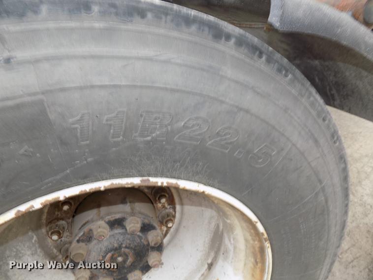 image for item DB8510 2000 Volvo VN semi truck