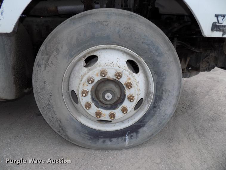 image for item DB8510 2000 Volvo VN semi truck