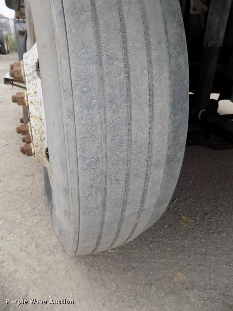 image for item DB8510 2000 Volvo VN semi truck