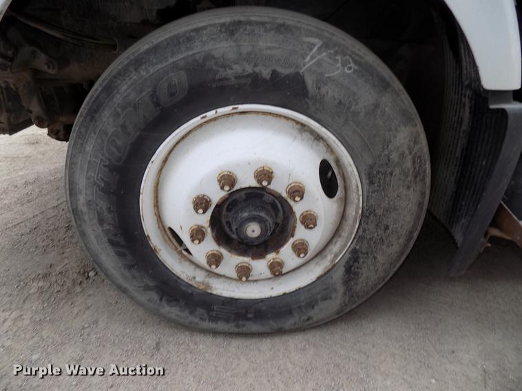 image for item DB8510 2000 Volvo VN semi truck