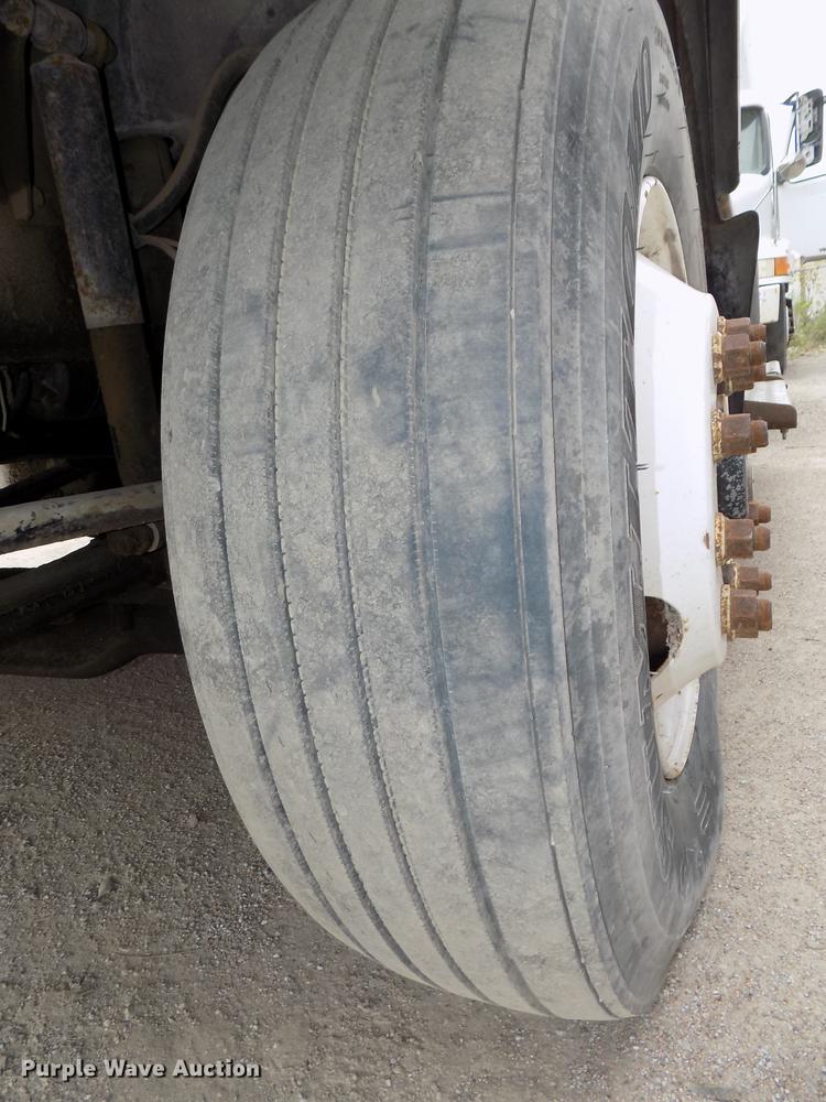 image for item DB8510 2000 Volvo VN semi truck