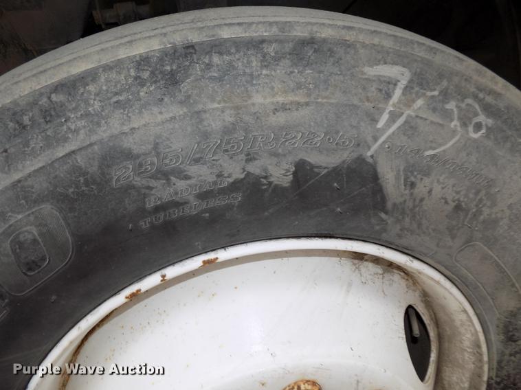 image for item DB8510 2000 Volvo VN semi truck