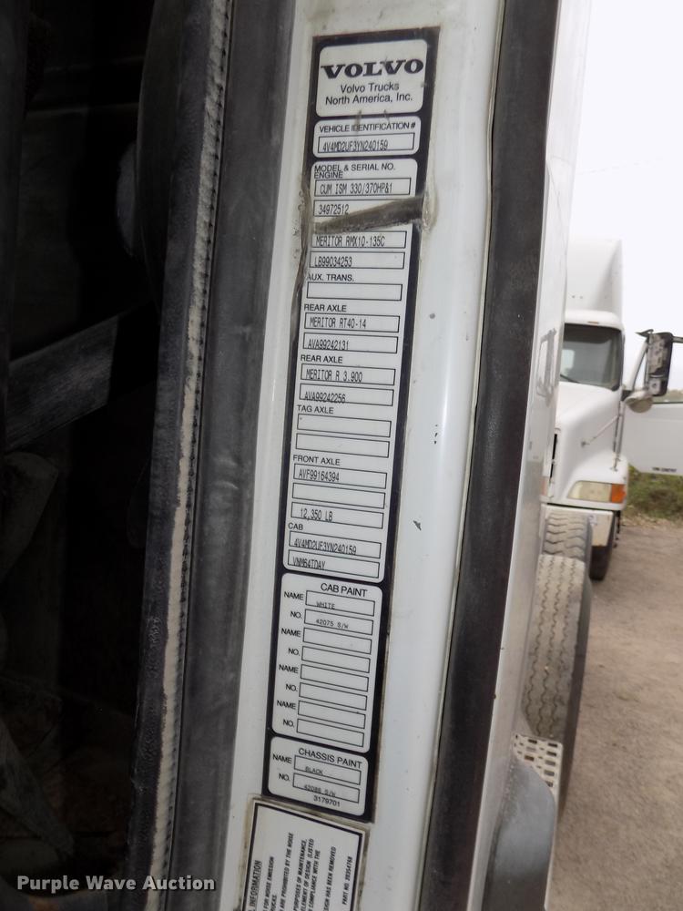 image for item DB8510 2000 Volvo VN semi truck