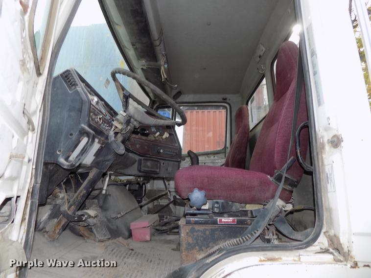 image for item DB8511 2001 Freightliner FL112 semi truck