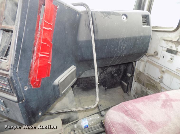 image for item DB8511 2001 Freightliner FL112 semi truck