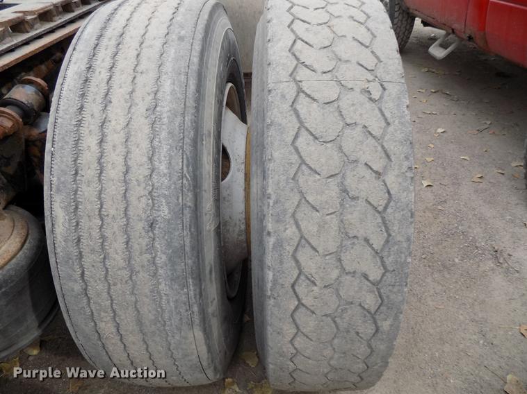 image for item DB8511 2001 Freightliner FL112 semi truck