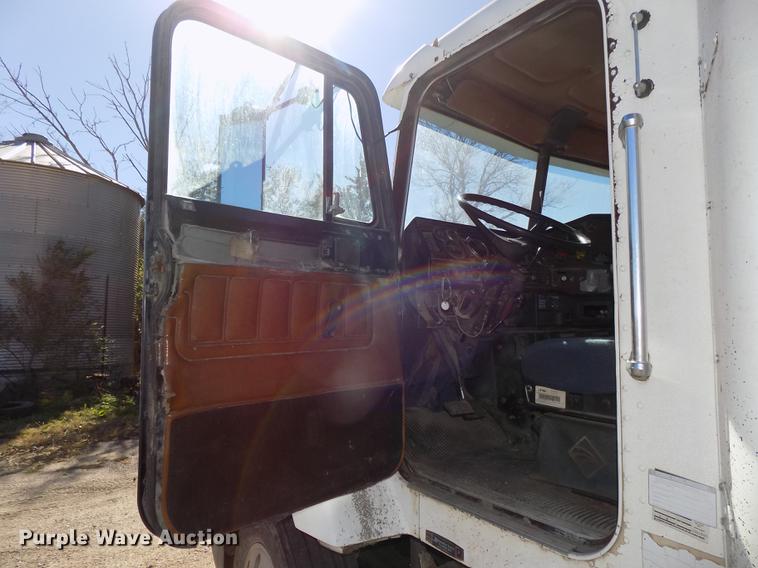 image for item DB8523 1991 Freightliner FLD120 semi truck