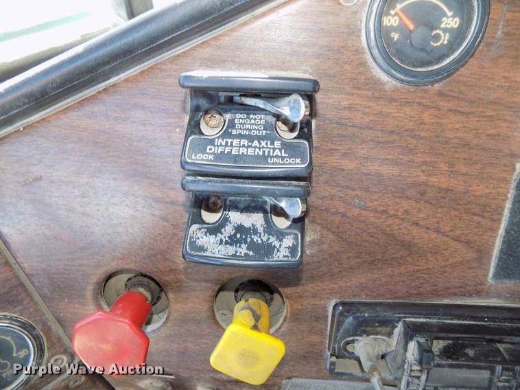 image for item DB8523 1991 Freightliner FLD120 semi truck