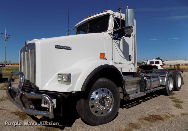 image for item DB8544 2011 Kenworth T800 semi truck