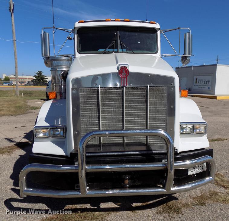 image for item DB8544 2011 Kenworth T800 semi truck