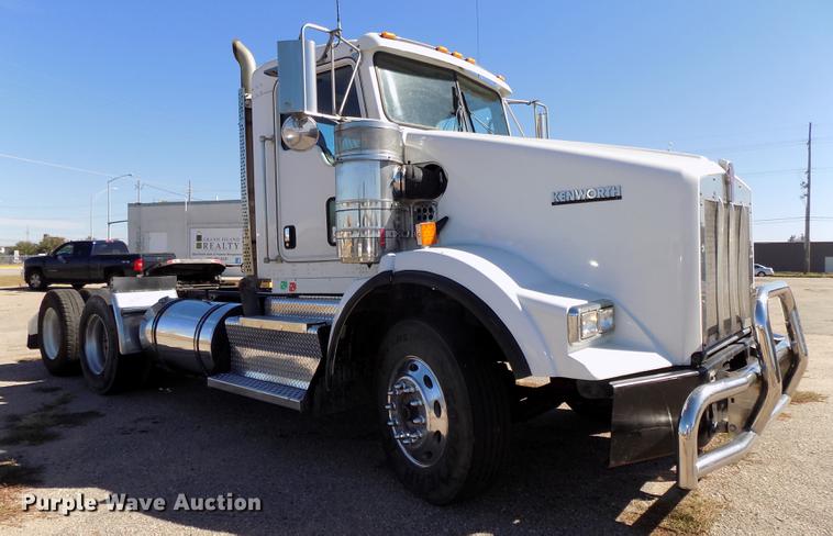 image for item DB8544 2011 Kenworth T800 semi truck