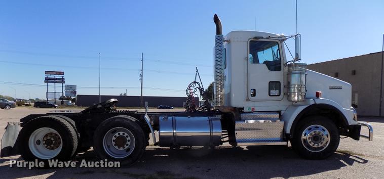 image for item DB8544 2011 Kenworth T800 semi truck