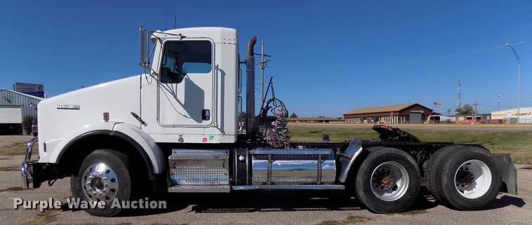 image for item DB8544 2011 Kenworth T800 semi truck