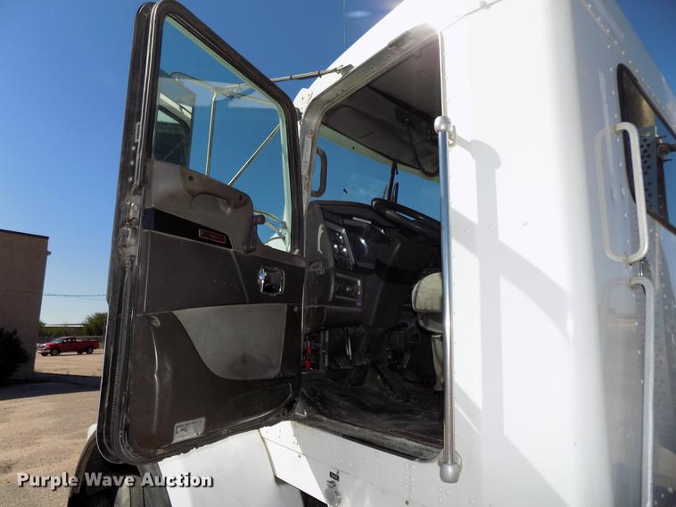 image for item DB8544 2011 Kenworth T800 semi truck