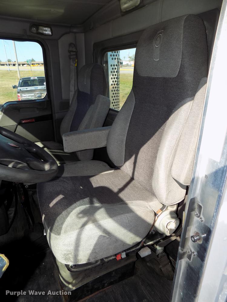 image for item DB8544 2011 Kenworth T800 semi truck