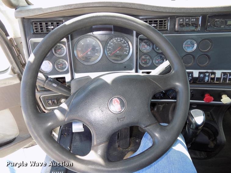 image for item DB8544 2011 Kenworth T800 semi truck