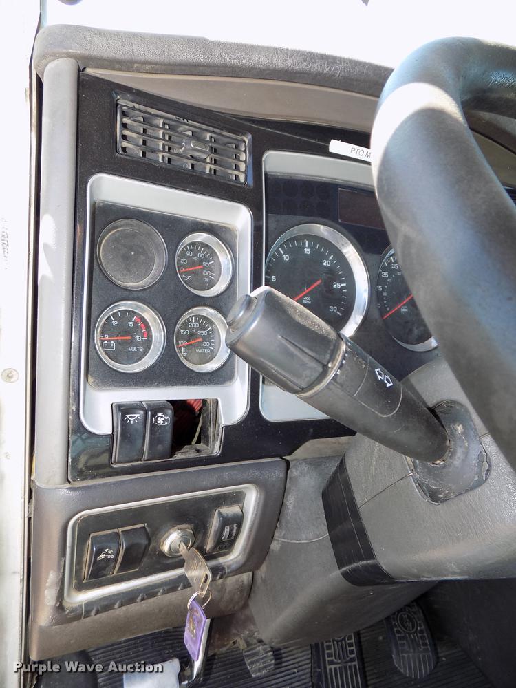 image for item DB8544 2011 Kenworth T800 semi truck
