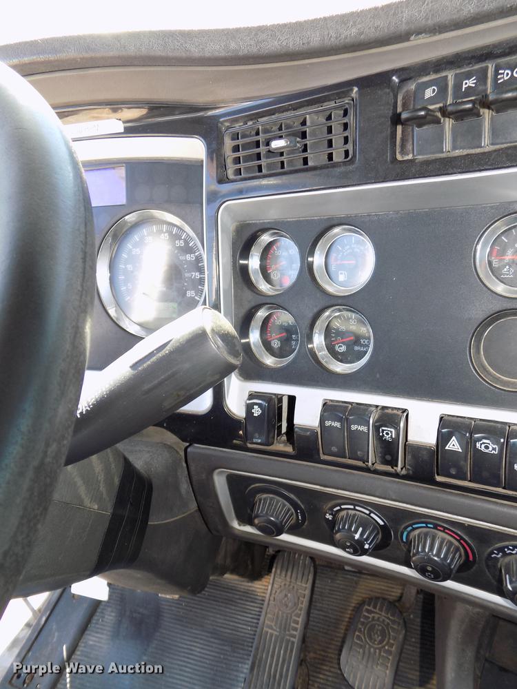 image for item DB8544 2011 Kenworth T800 semi truck