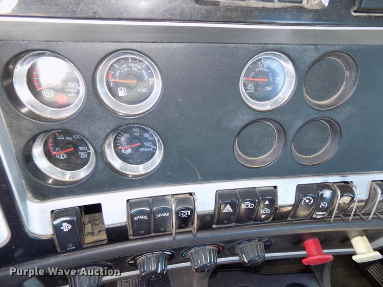 image for item DB8544 2011 Kenworth T800 semi truck