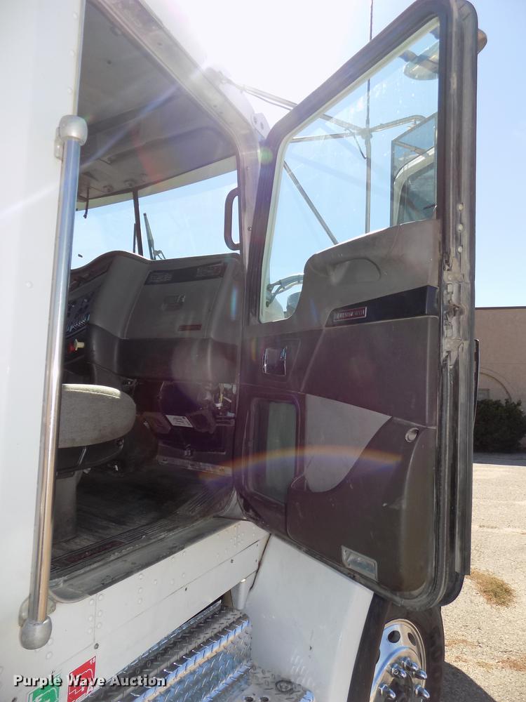 image for item DB8544 2011 Kenworth T800 semi truck