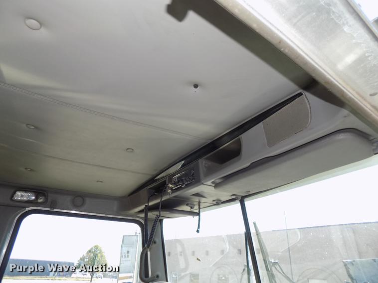 image for item DB8544 2011 Kenworth T800 semi truck