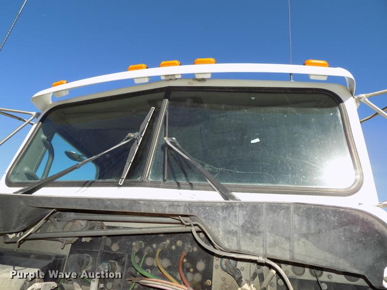 image for item DB8544 2011 Kenworth T800 semi truck