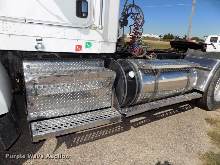 image for item DB8544 2011 Kenworth T800 semi truck