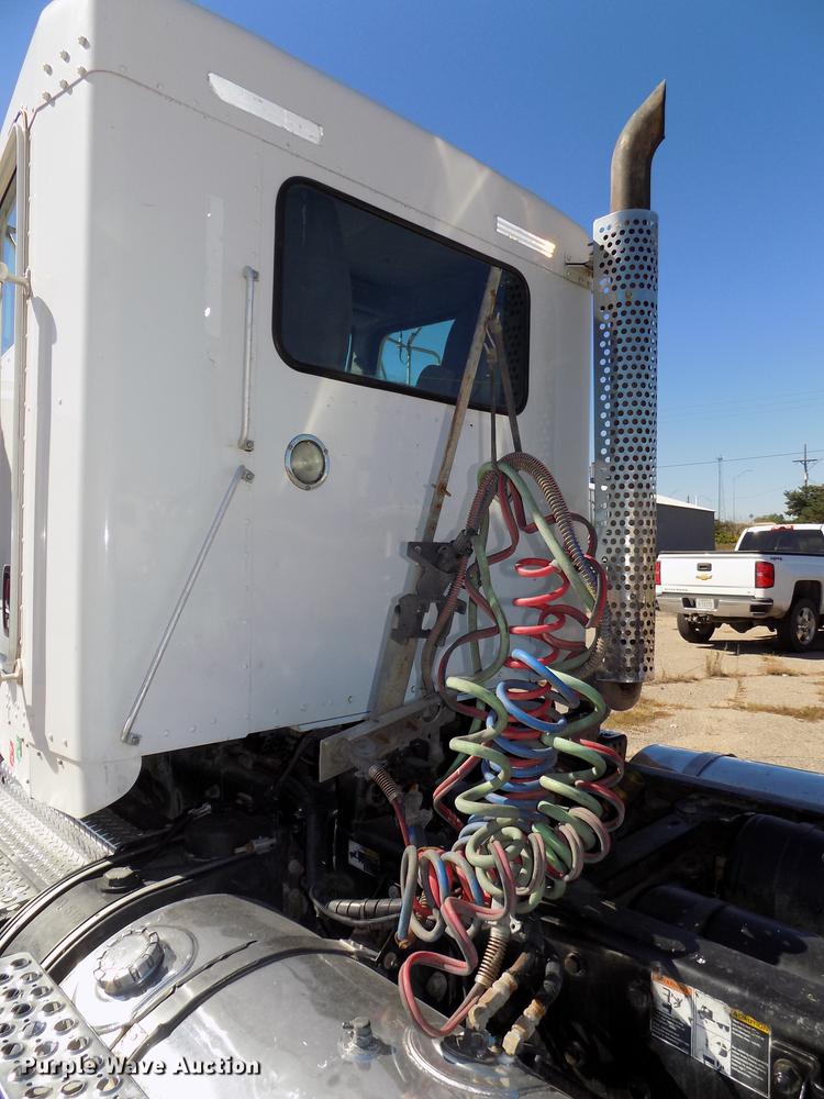 image for item DB8544 2011 Kenworth T800 semi truck
