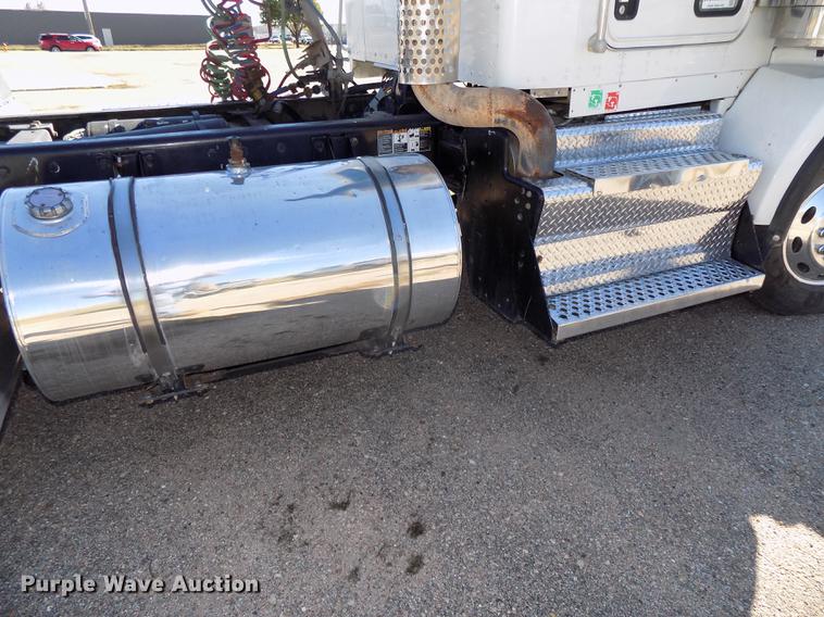 image for item DB8544 2011 Kenworth T800 semi truck