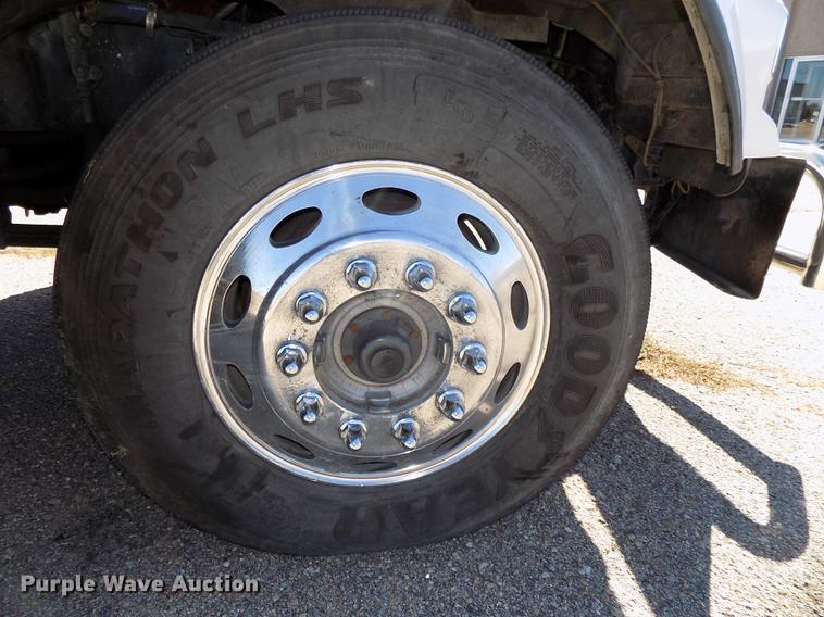 image for item DB8544 2011 Kenworth T800 semi truck