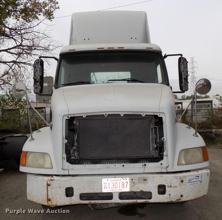 image for item DB8603 2000 Volvo VN semi truck