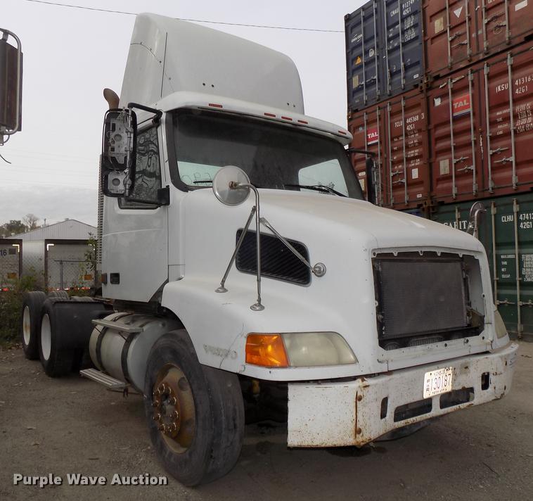 image for item DB8603 2000 Volvo VN semi truck