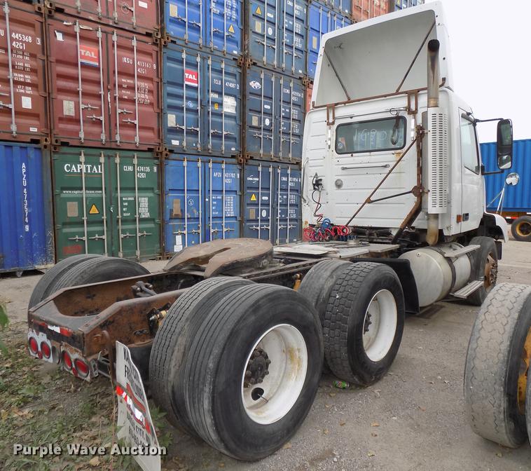 image for item DB8603 2000 Volvo VN semi truck