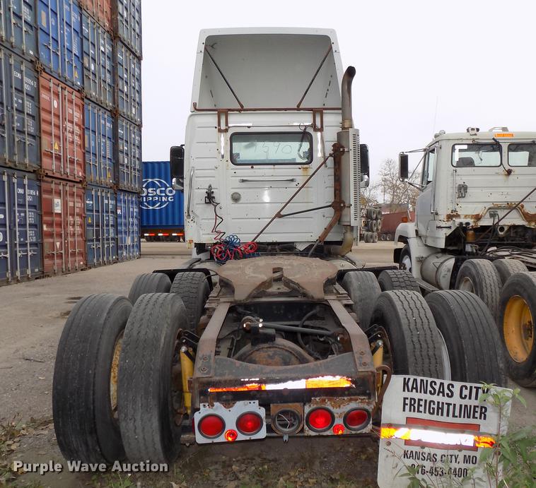 image for item DB8603 2000 Volvo VN semi truck