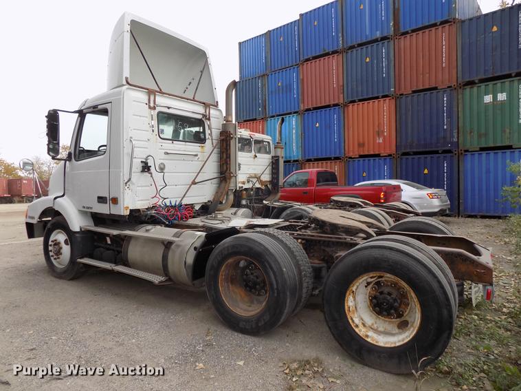 image for item DB8603 2000 Volvo VN semi truck