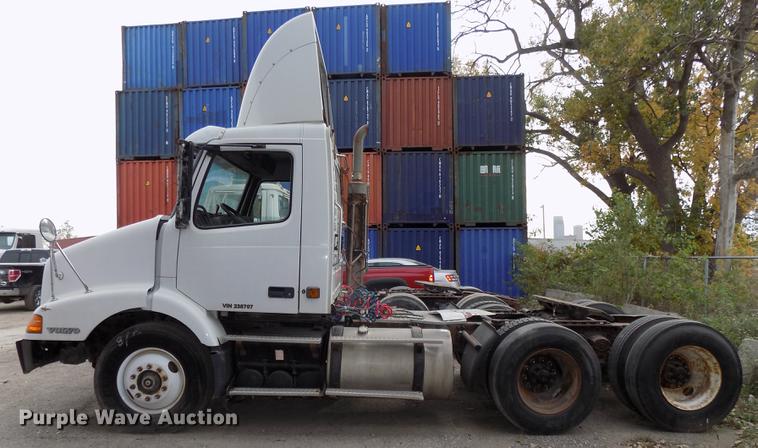 image for item DB8603 2000 Volvo VN semi truck