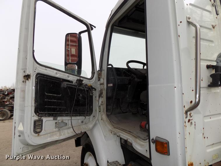 image for item DB8603 2000 Volvo VN semi truck