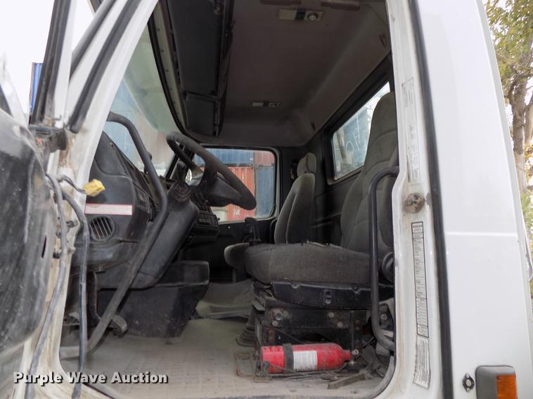 image for item DB8603 2000 Volvo VN semi truck