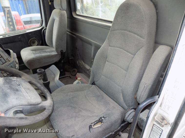 image for item DB8603 2000 Volvo VN semi truck